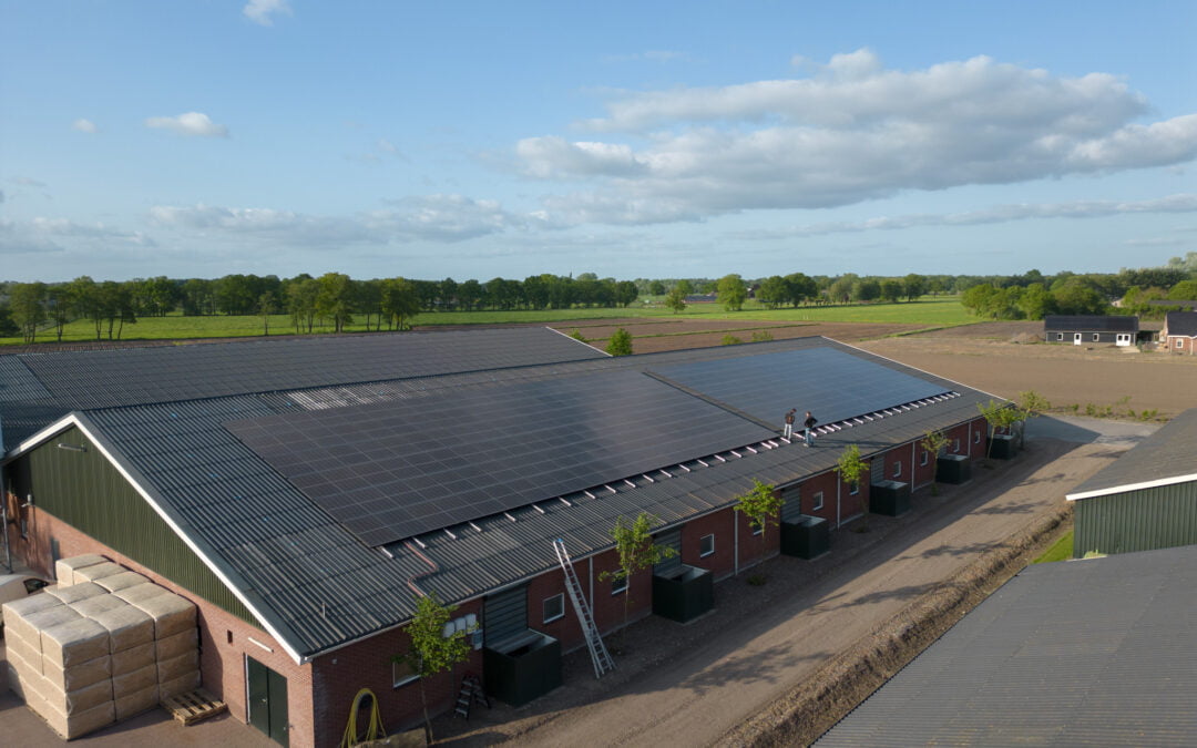 Duurzaam staldak met zonnepanelen in Otterlo
