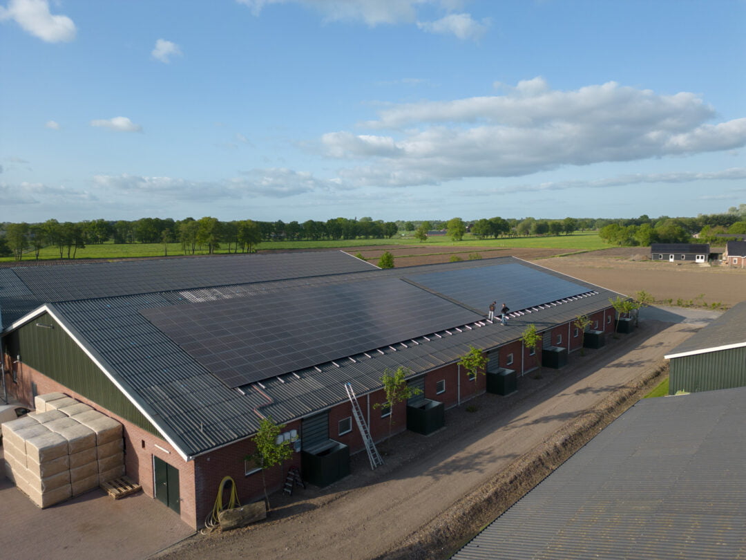 Duurzaam staldak met zonnepanelen in Otterlo