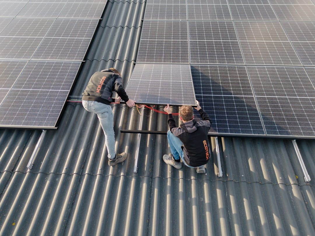 Jinko zonnepanelen op een staldak