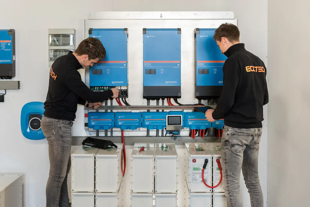 Installateurs van EcoTech werken aan energieopslag en omvormers installatie