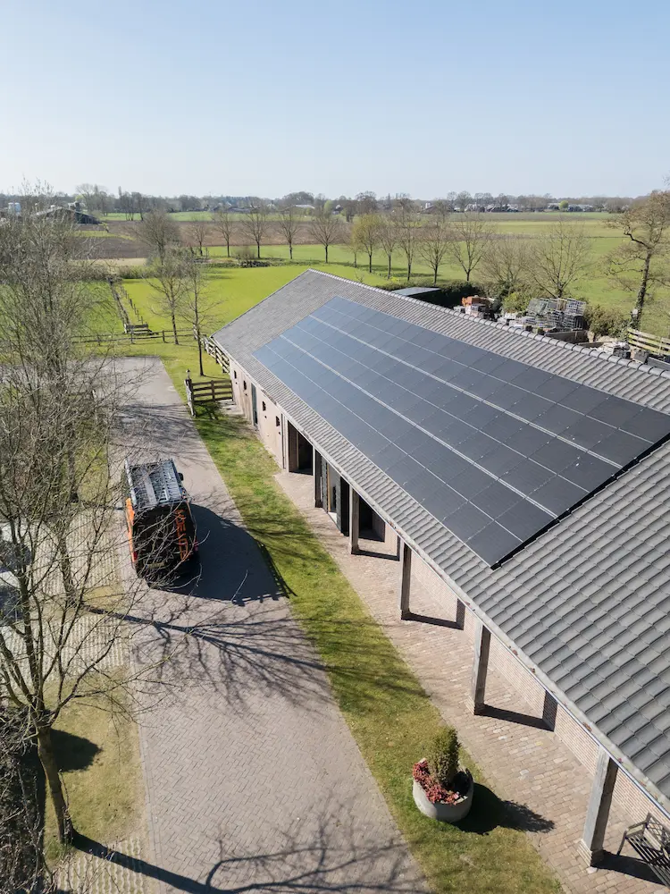 Groot dak met zonnepanelen installatie voor duurzame energieopwekking