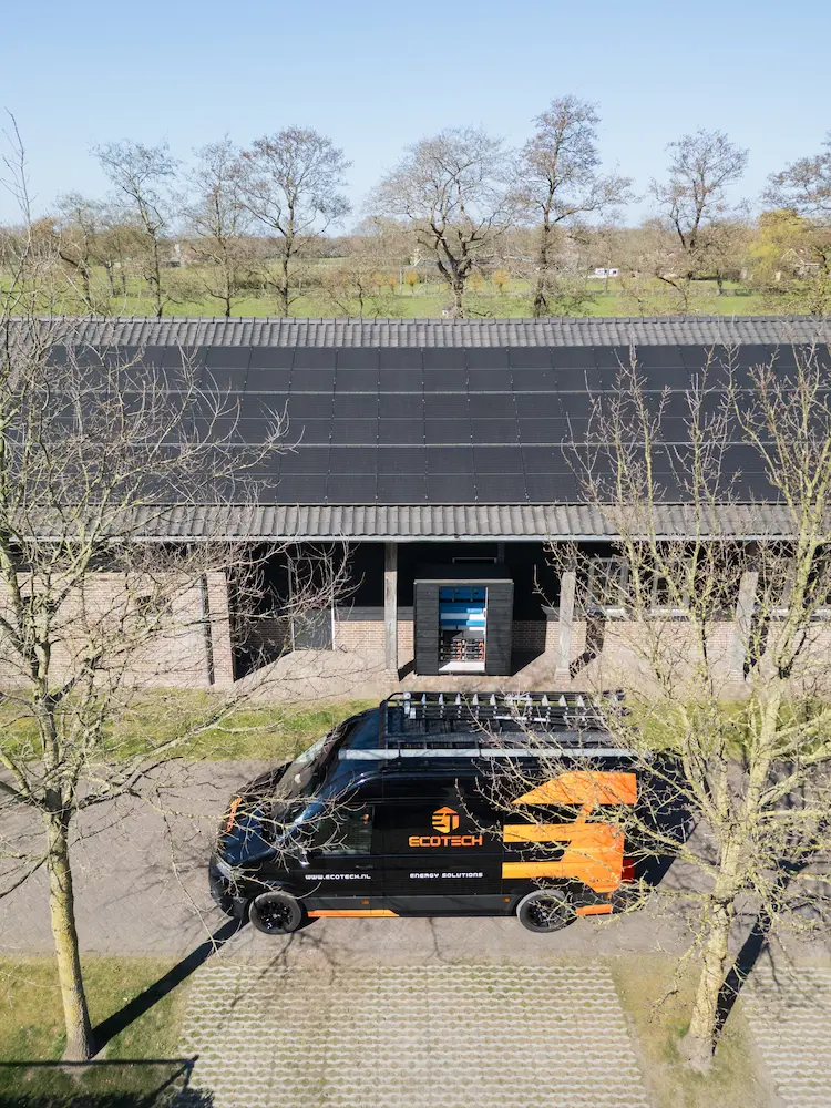 Zonnepanelen installatie op groot dak met servicebus van EcoTech