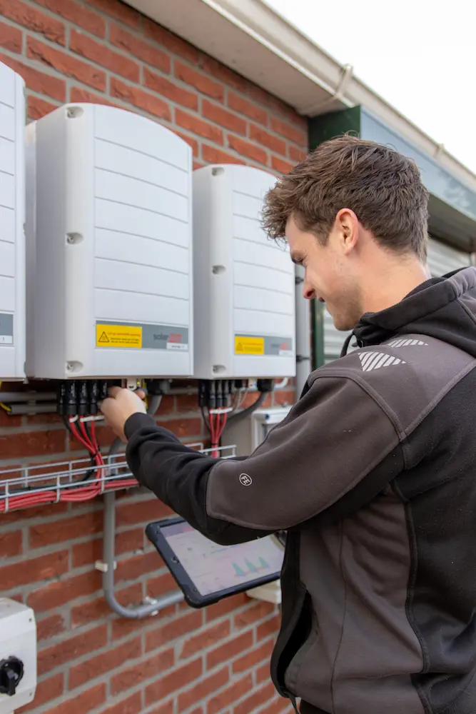 Installateur van EcoTech werkt aan omvormers en elektrotechnische installatie